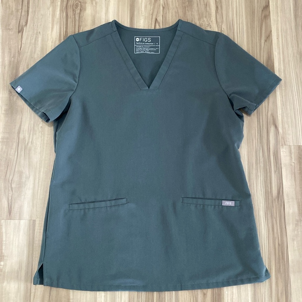 🍃FIGS Small Bonsai Casma Three Pocket Top